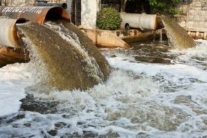 آسیب فاضلاب کارخانه ها به رودخانه ها و مزارع