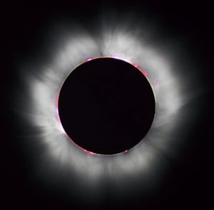 ۳۰۸px-Solar_eclipse_1999_4_NR[1]
